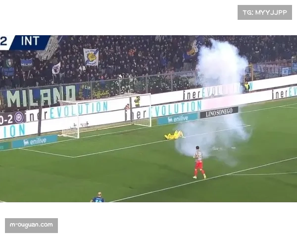 比赛因球迷投掷烟火中断15分钟,主裁判警告可能取消比赛